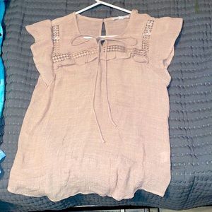 Cute top with ruffled sleeves!